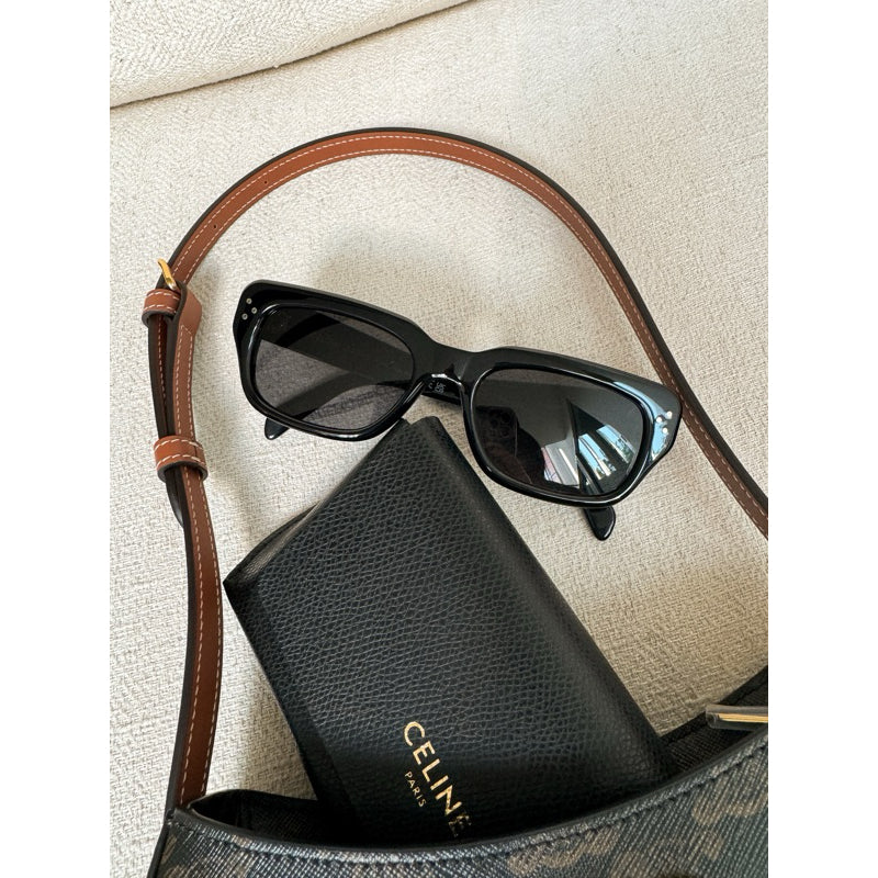 Celine Rectangular รุ่นน้องลิซ่า ทรงคลาสสิค ร้านแอมของแท้เท่านั้นค่า CL40267U