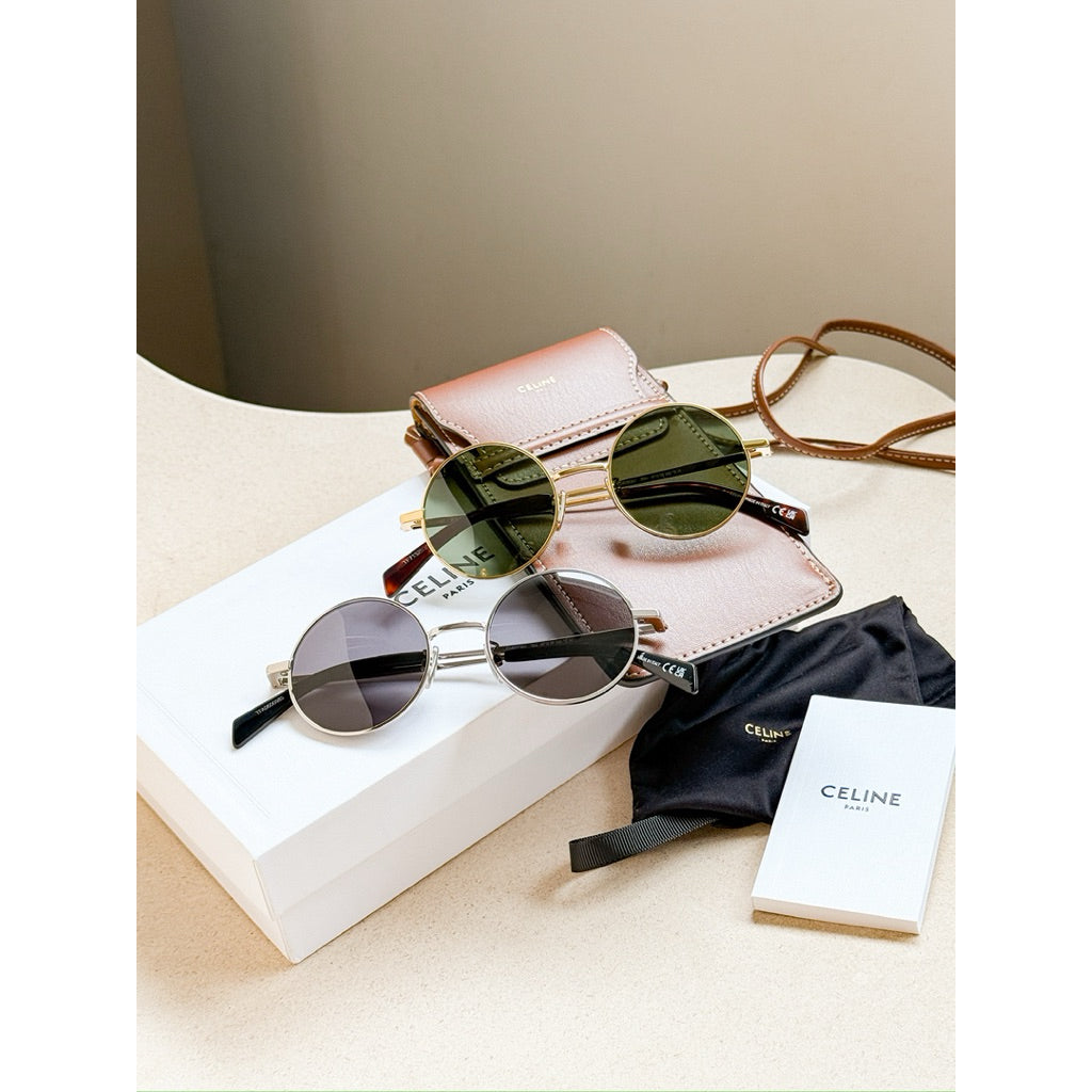 Celine Metal Frame 26 รุ่นนี้ได้เคสกระเป๋าสีน้ำตาลด้วยค่ะ ของแท้ CL40306U