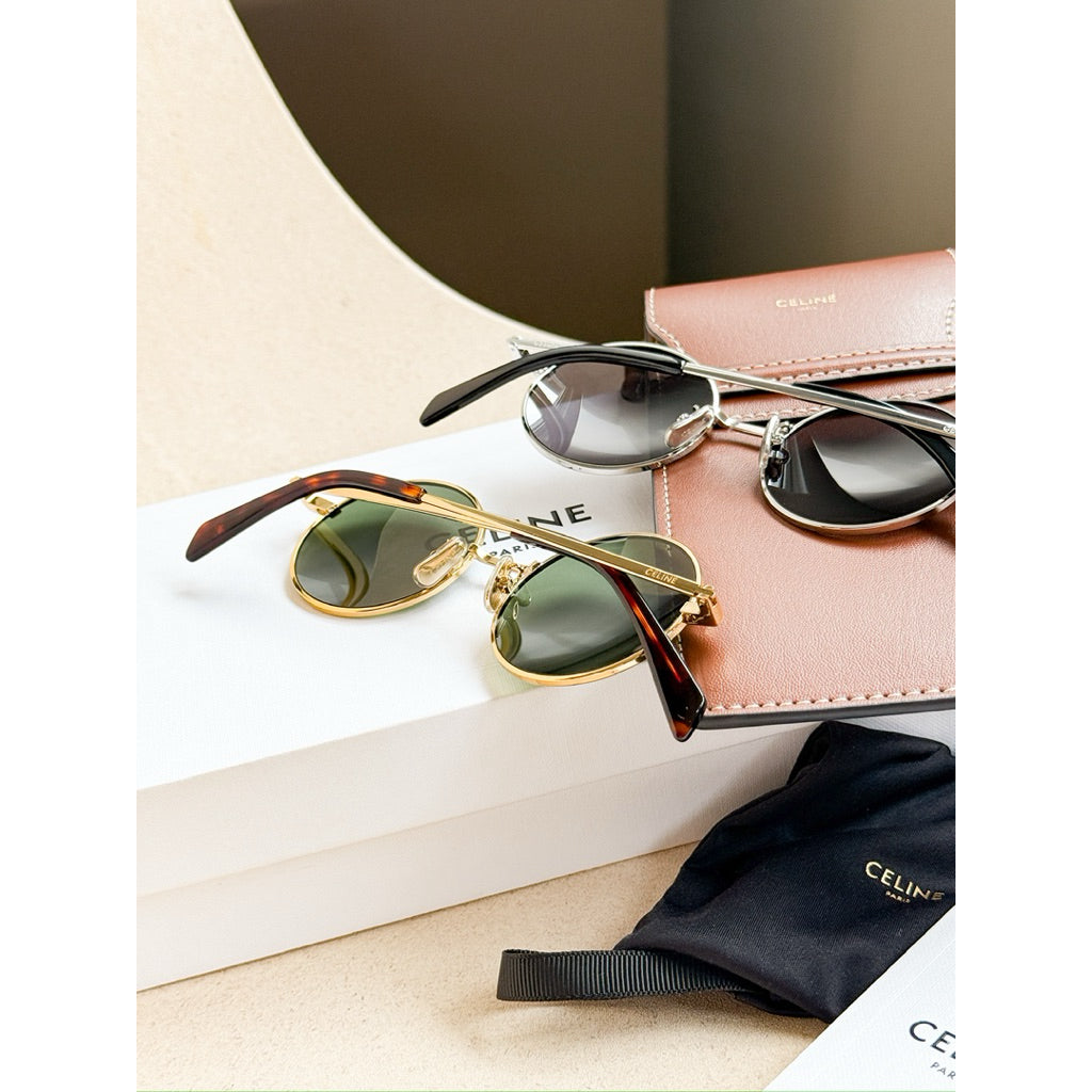Celine Metal Frame 26 รุ่นนี้ได้เคสกระเป๋าสีน้ำตาลด้วยค่ะ ของแท้ CL40306U