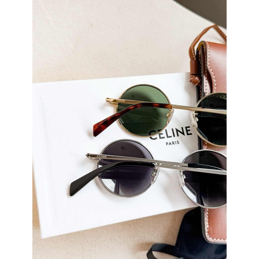 Celine Metal Frame 26 รุ่นนี้ได้เคสกระเป๋าสีน้ำตาลด้วยค่ะ ของแท้ CL40306U