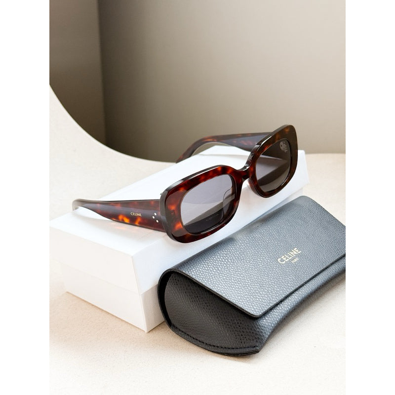 Celine 3 Dots Rectangular ผืนผ้าโอเวอร์ไซส์คลุมหน้าให้รูปหน้าสวย ของแท้ CL40287U