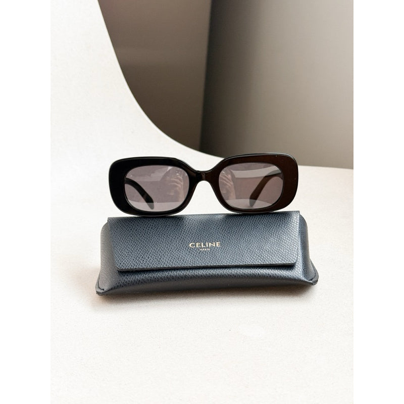 Celine 3 Dots Rectangular ผืนผ้าโอเวอร์ไซส์คลุมหน้าให้รูปหน้าสวย ของแท้ CL40287U
