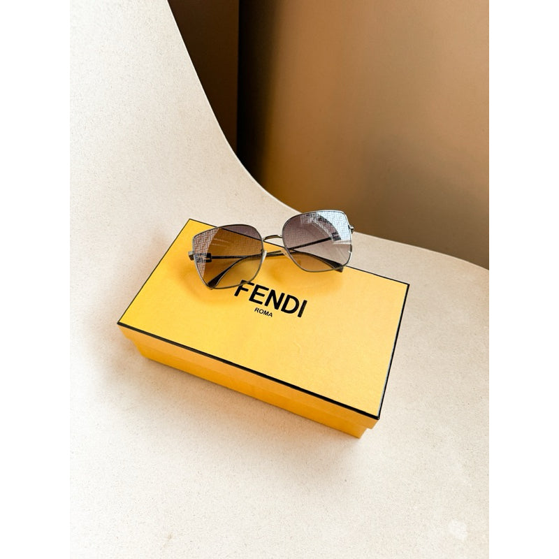 Fendi Baguette FF Micro Logo ทรงสวย ลายที่เลนส์ปังมากค่า ของแท้ FF40013U